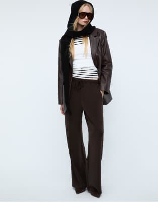 Stradivarius - Pantalon ample et doux au toucher à plis nervurés - Marron