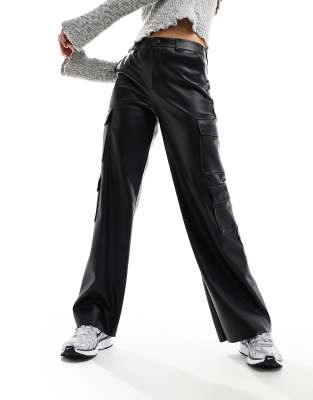 Stradivarius - Pantalon cargo en similicuir - Noir