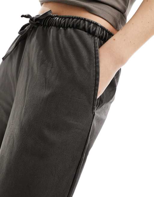Stradivarius - Pantalon de jogging large délavé en PU imitation cuir , 2 de 5