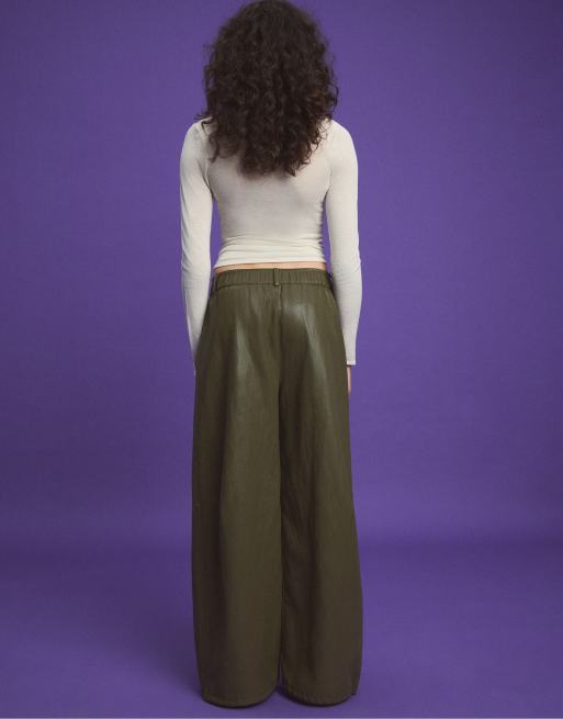 Stradivarius pantalon effet cuir à plis, kaki, 3 de 7