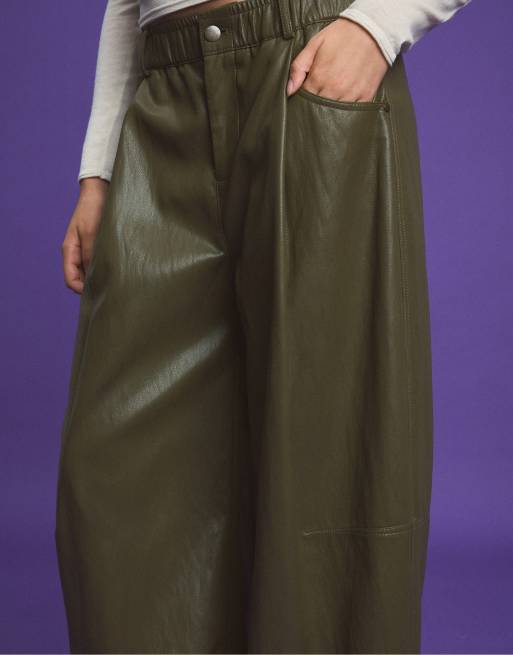 Stradivarius pantalon effet cuir à plis, kaki, 4 de 7