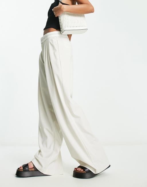 Stradivarius - Pantalon met wijde pijpen en omgeslagen tailleband in ecru 