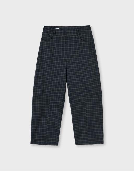 Stradivarius pantalon robe barrel à carreaux bleu marine, 6 de 7