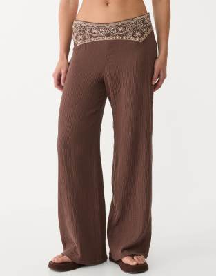Stradivarius - Pantalon texturé avec broderies - Marron
