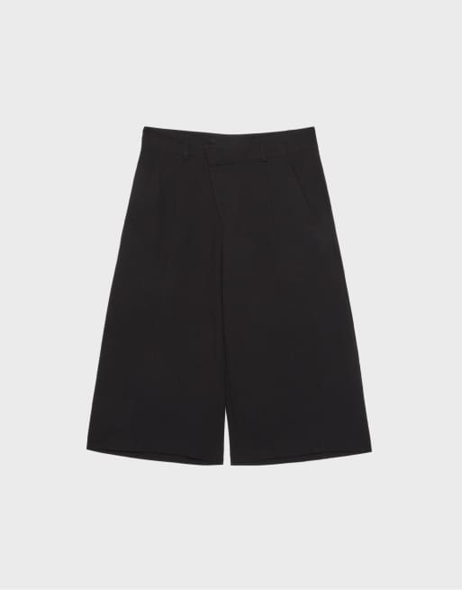 Stradivarius - Pantaloncini bermuda a fondo ampio neri con vita incrociata, 6 di 7