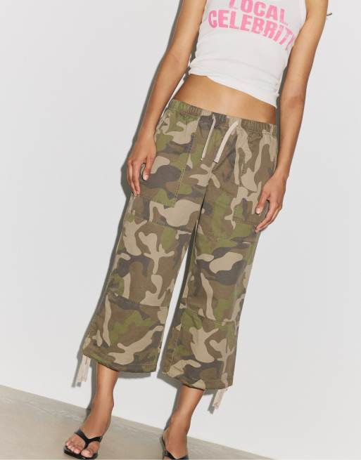 Stradivarius - Pantaloncini bermuda kaki mimetici comodi, 2 di 4
