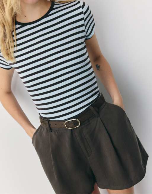 Stradivarius - Pantaloncini fluttuanti marroni con cintura, 4 di 4
