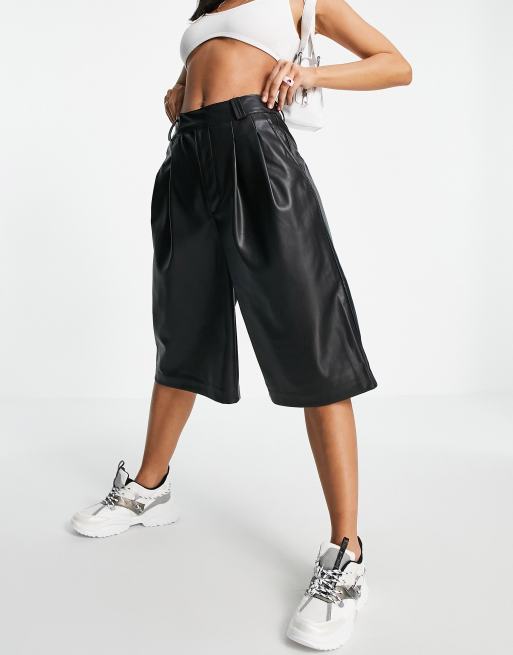 Stradivarius - Pantaloncini in ecopelle PU, colore nero