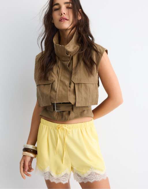 Stradivarius - Pantaloncini in raso e pizzo color oro