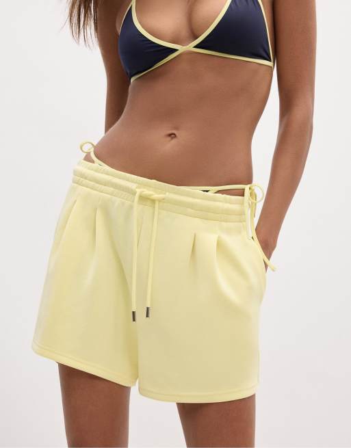 Stradivarius - Pantaloncini morbidi al tatto giallo pastello con pinces, 4 di 4