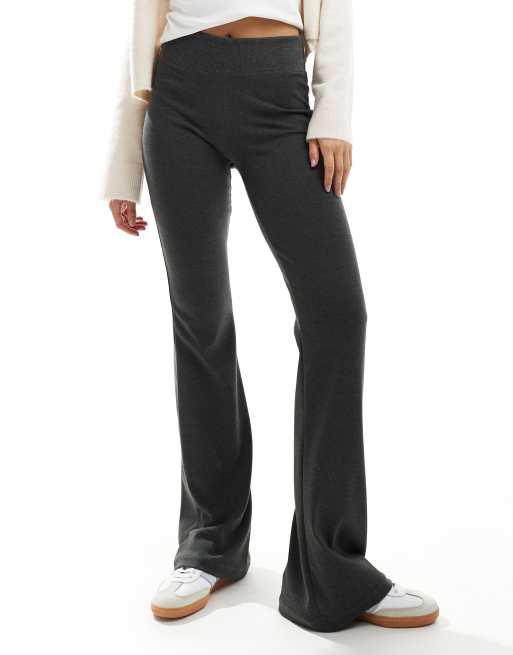 Stradivarius Pantaloni a zampa grigio scuro modellanti con fascia in vita ampia