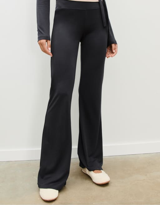 Stradivarius - Pantaloni a zampa in modal morbidi color grigio scuro
