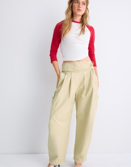 Stradivarius pantaloni cargo con dettaglio in vita beige