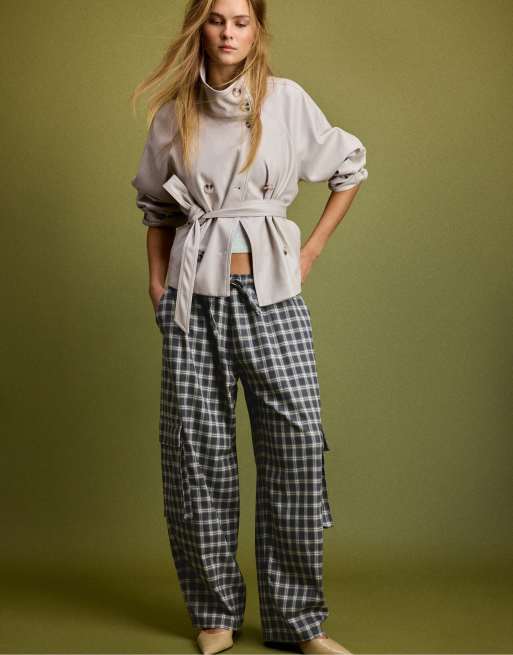 Stradivarius pantaloni cargo eleganti a quadri grigio scuro, 5 di 7