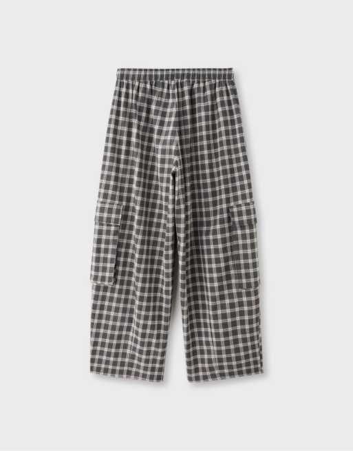 Stradivarius pantaloni cargo eleganti a quadri grigio scuro, 7 di 7