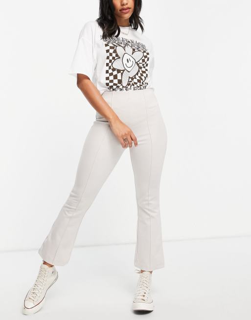 Stradivarius Pantaloni corti a zampa ecru ASOS
