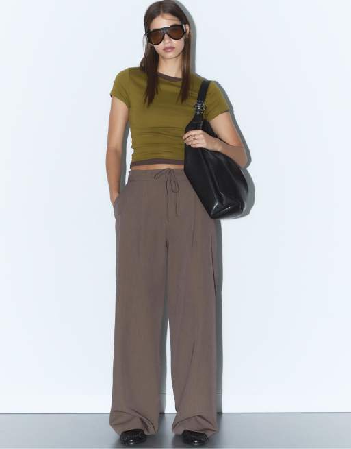 Stradivarius - Pantaloni eleganti marroni con pinces e coulisse