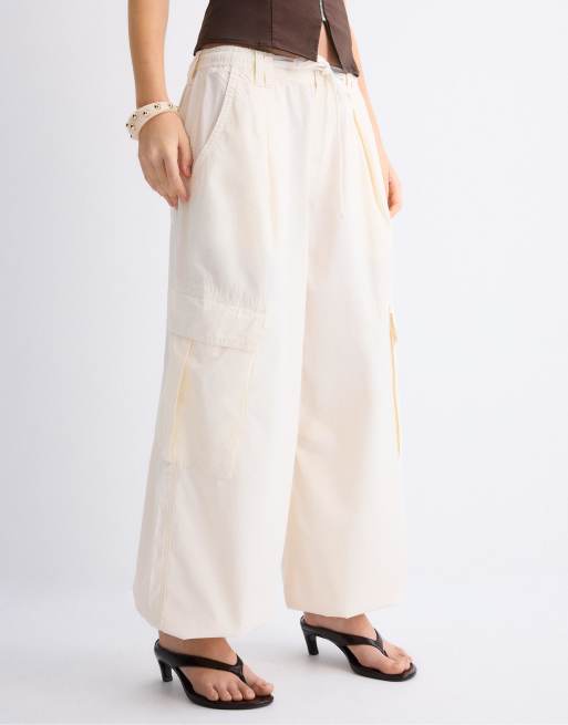 Stradivarius - Pantaloni in popeline color vaniglia con fermacorda