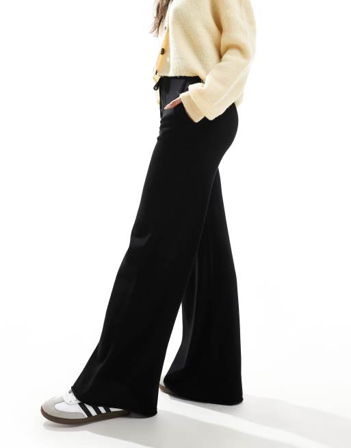 Stradivarius - Pantaloni lavorati con fondo ampio, colore nero