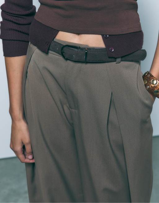 Stradivarius - Pantaloni marroni con pinces vistose e cintura, 2 di 3