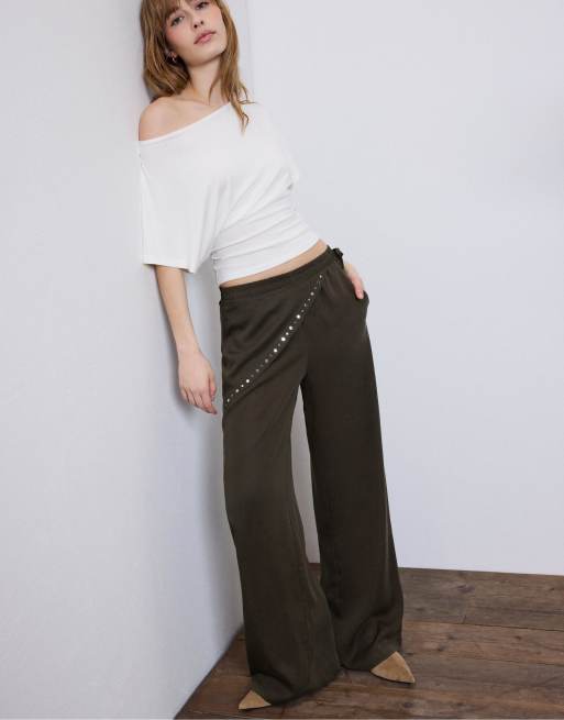 Stradivarius - Pantaloni marroni in lyocell con dettaglio stile foulard