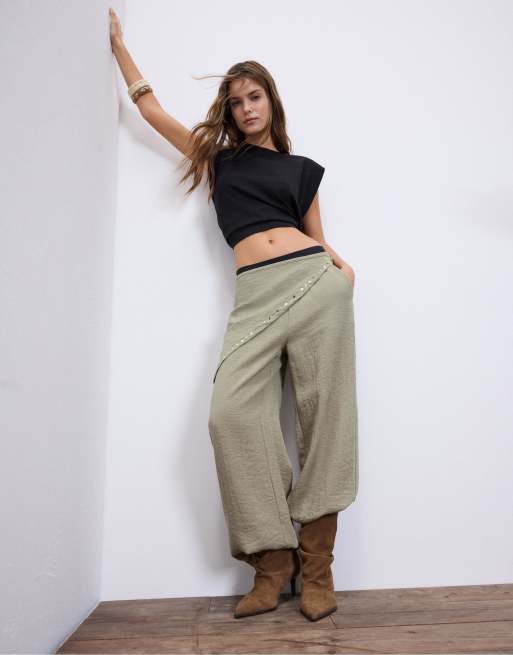 Stradivarius - Pantaloni morbidi color pietra con dettaglio stile sciarpa