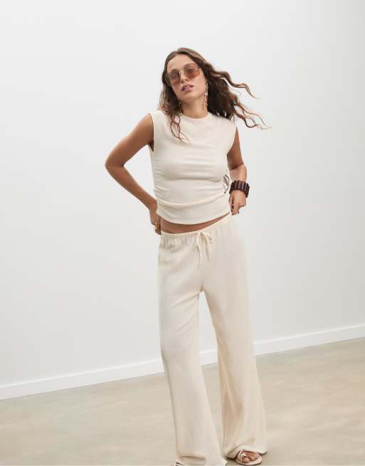 Stradivarius - Pantaloni morbidi color vaniglia effetto stropicciato