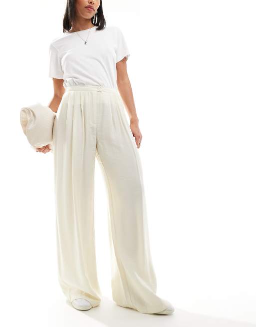 Stradivarius - Pantaloni morbidi con pieghe sul davanti color latticello 
