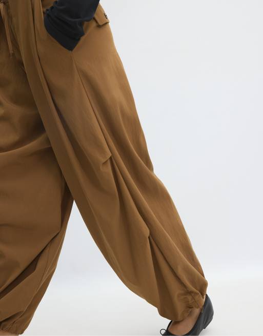 Stradivarius pantaloni tecnici a pieghe in cammello scuro, 4 di 7