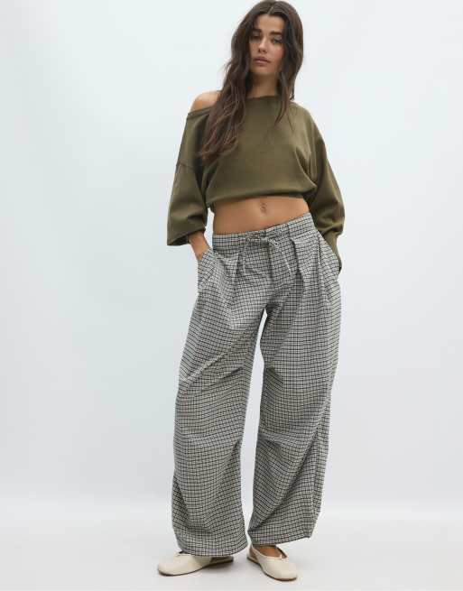 Stradivarius pantaloni tecnici a quadri con dettaglio piega neri