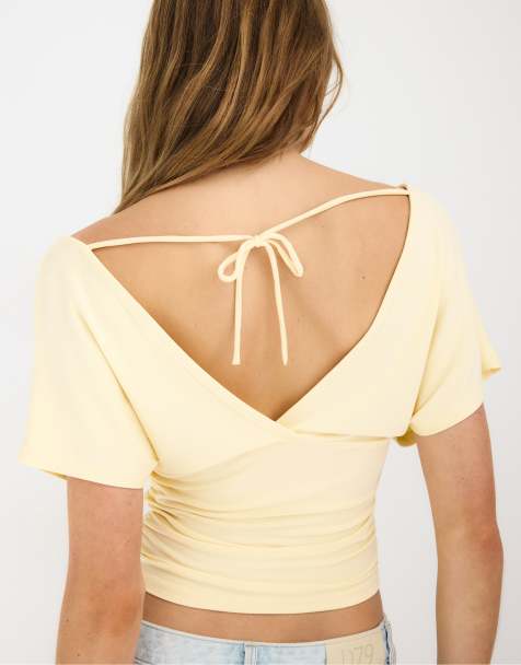 Stradivarius – Pastellgul t-shirt med v-ringning och släp - view 1