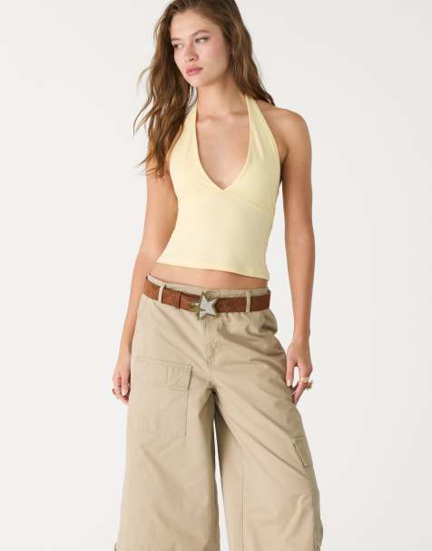 Stradivarius – Pastellgul topp med v-ringning och halterneck - view 1