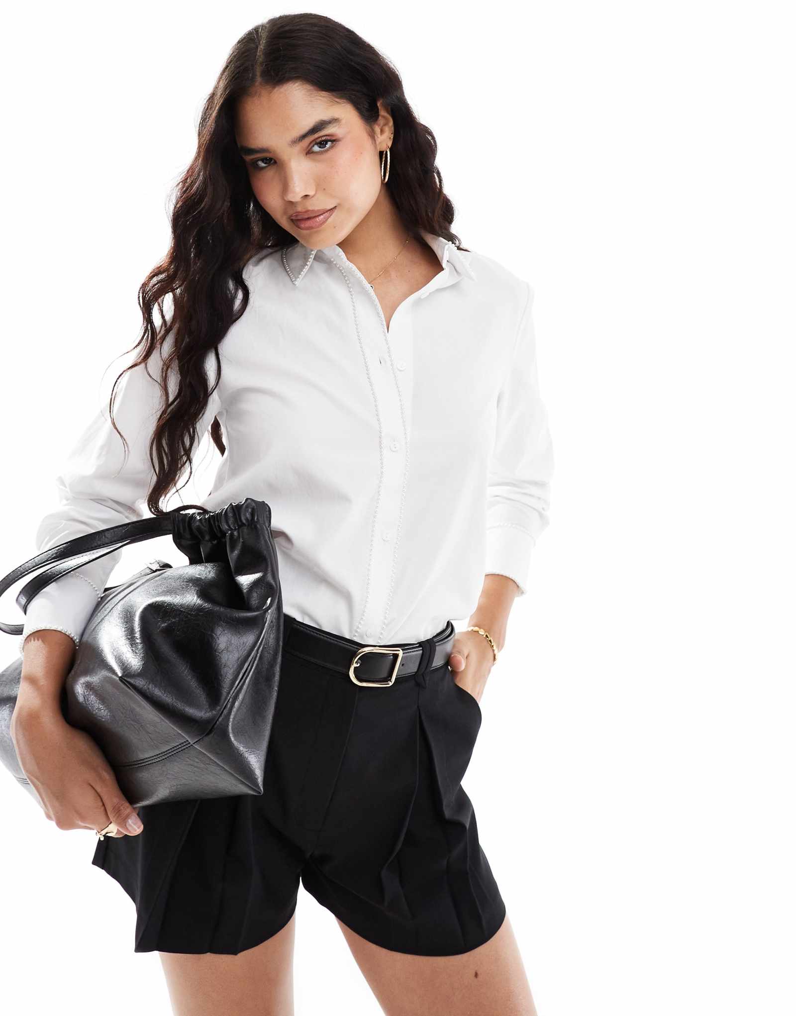 Белая рубашка с жемчужной отделкой от Stradivarius 6690₽