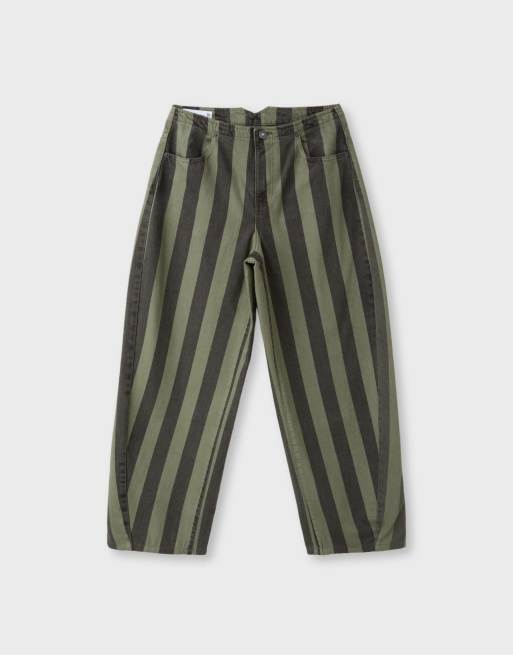 Stradivarius Petite barrel-fit jeans med justering bagpå i khaki, 6 af 7
