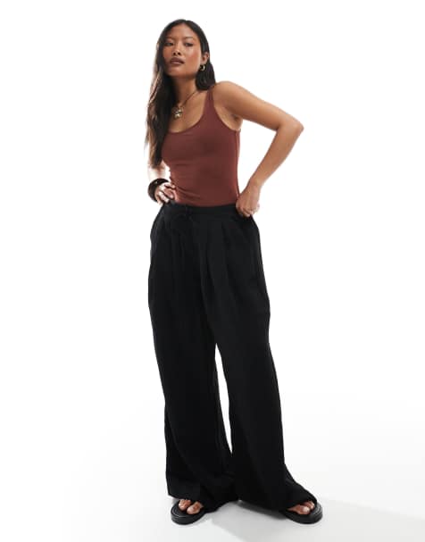 Stradivarius - Petite - Broek met wijde pijpen en gekreukte gestrikte tailleband in zwart - view 1