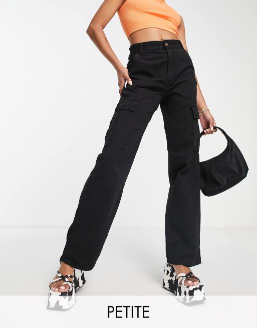 Stradivarius Petite - Cargobroek met rechte pijpen in zwart