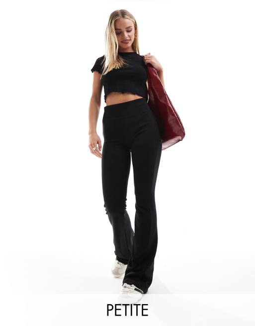 Stradivarius - Petite - Corrigerende flares met brede tailleband in zwart 