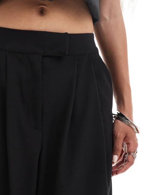 Stradivarius Petite – Czarne dopasowane spodnie z zakładkami z przodu  , 2 z 5