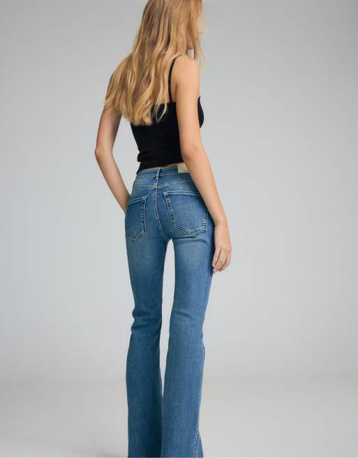 Stradivarius Petite d74 ausgestellte Jeans mit Schlitz in blauem Denim, 3 von 7