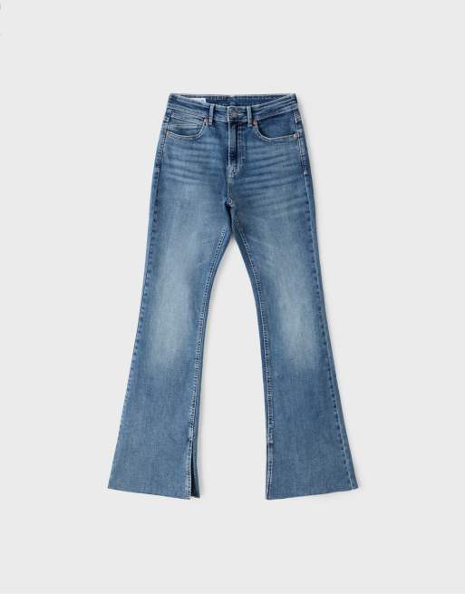 Stradivarius Petite d74 ausgestellte Jeans mit Schlitz in blauem Denim, 6 von 7