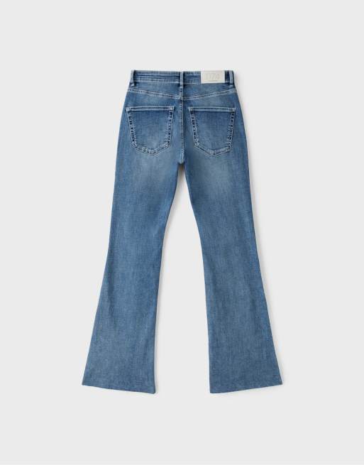 Stradivarius Petite d74 ausgestellte Jeans mit Schlitz in blauem Denim, 7 von 7