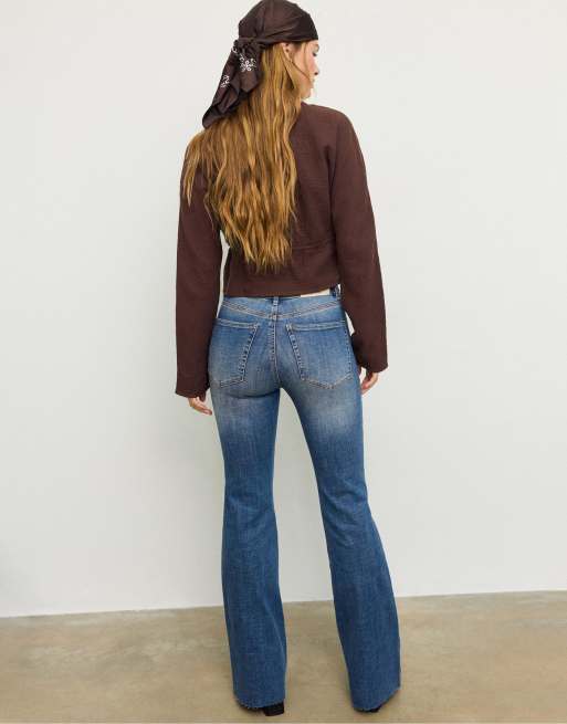 Stradivarius Petite d74 bell bottom stretch slit jeans in light bleach, 3 of 4