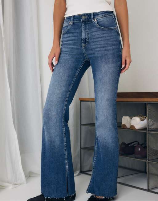 Stradivarius Petite d74 flared jeans met split in middenlichtblauwe denim, 2 van 7