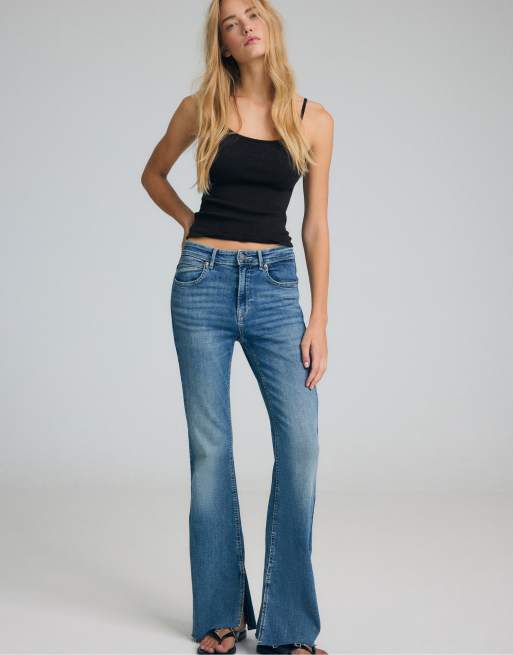 Stradivarius Petite d74 jeans med svaj og slids i overdyed blå denim, 5 af 7