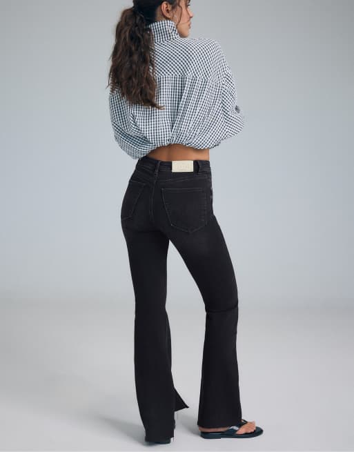 Stradivarius Petite d74 slit fit flared jeans in black denim rinse wash, 3 of 7