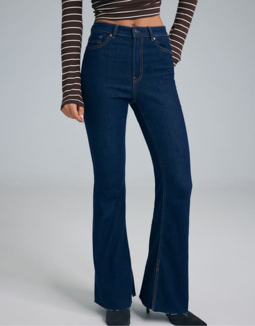 Stradivarius Petite d74 slit fit flared jeans in rinse blue denim, 2 of 7