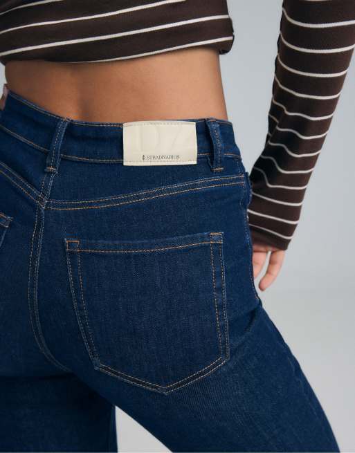 Stradivarius Petite d74 slit fit flared jeans in rinse blue denim, 4 of 7
