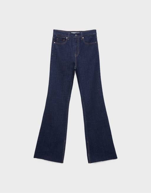 Stradivarius Petite d74 slit fit flared jeans in rinse blue denim, 6 of 7