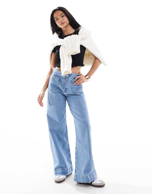 Stradivarius Petite – D77 – Straight Jeans in mittelblauer Waschung mit Knopfdetails