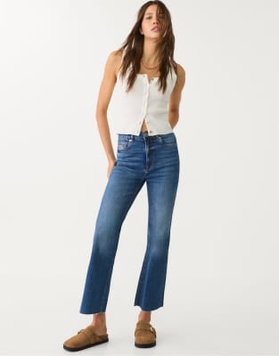 Stradivarius Petite - D78 - Ausgestellte Cropped-Jeans in Mittelblau
